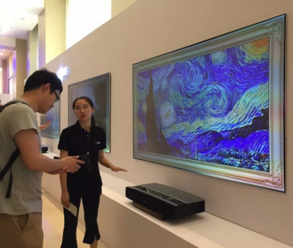 随着激光光源价格的下降 激光电视的价格优势就会体...