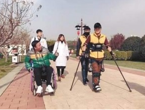 穿戴外骨骼机器人助力瘫痪小伙挑战全程马拉松行走