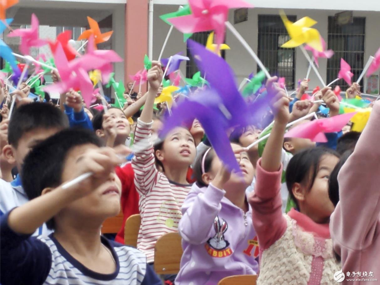 希望小学的孩子们为学校的落成欢呼