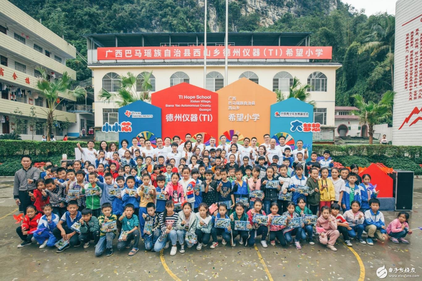 一群孩子通过一家电子科技企业的社会责任,在心里种下了科学的种子