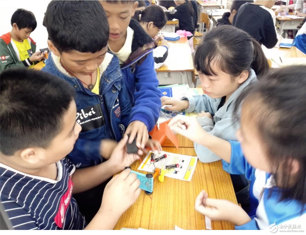 学生们在动手组装的过程中,增加了对科学技术的兴趣,开拓了视野