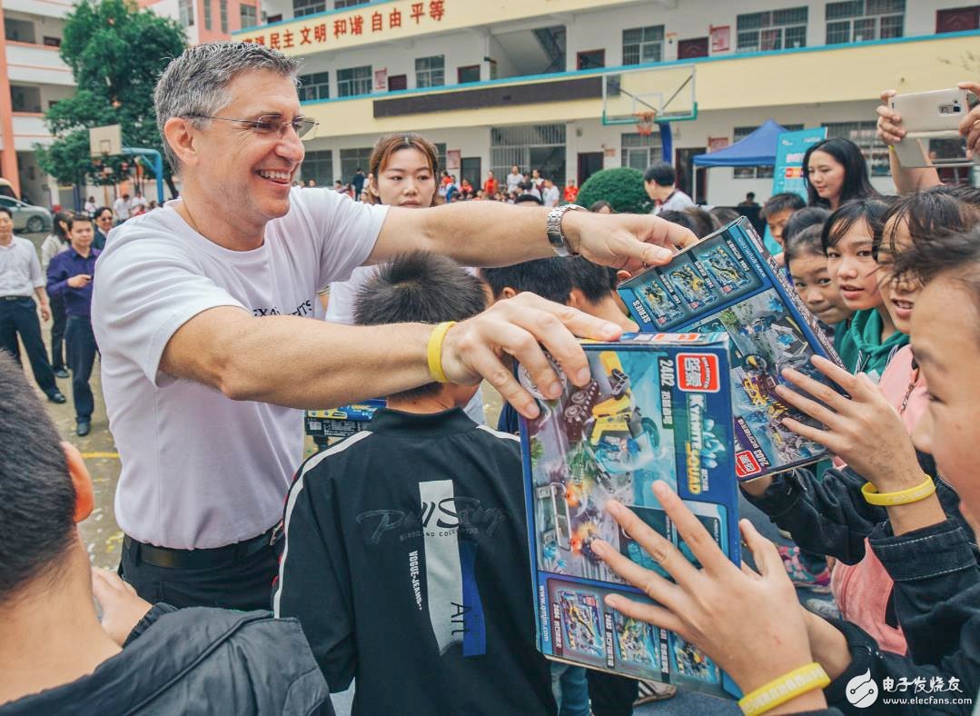 Peter Balyta发礼物