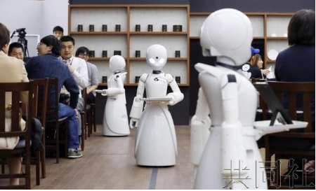 日本研发出残障者可以远程操控的机器人接待客人