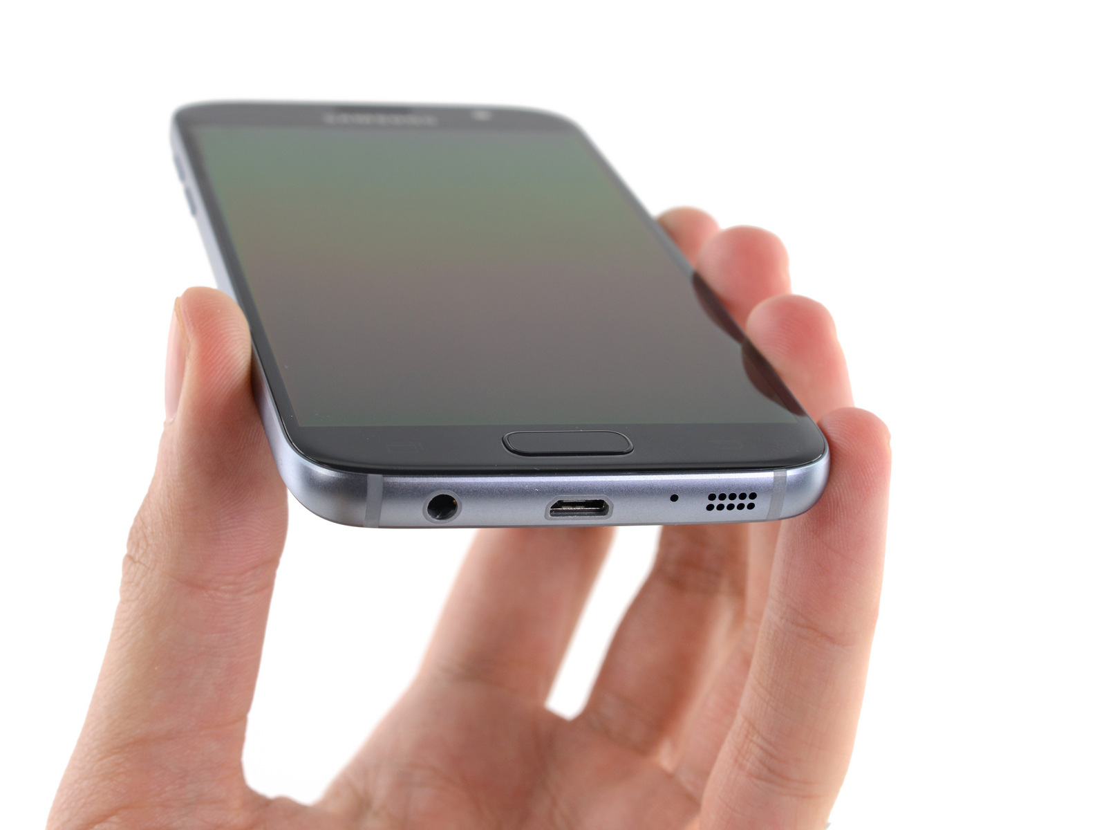 三星Galaxy S7对比 当然选用Micro USB也有一个好处就是方便,外出时也不必携带转接设备,毕竟目前各种智能终端(包括智能硬件)的主要接口同样是Micro USB。不过随着智能手机产业进一步发展,标准化是必然的,向着Type-C倾斜也是必然,届时三星全面转向Type-C也不算晚。 3三星Galaxy S7拆解 三星Galaxy S7拆解 三星Galaxy S7机身外部没有螺丝,这自然进一步提升了整机颜值,同时也在一定程度上降低了拆解难度。