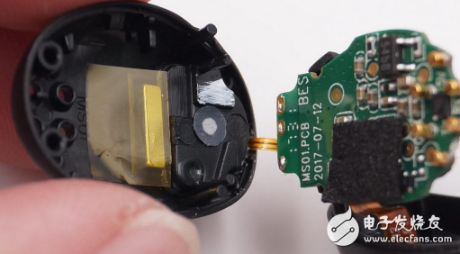 电池直接焊接到耳机内部电路板上.