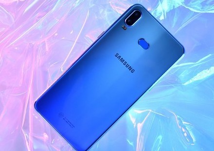 三星galaxy a6s拥有2400万像素并支持自然光等7种光效