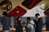 苹果公司在20多年来第一次调低了圣诞假日季度的业...