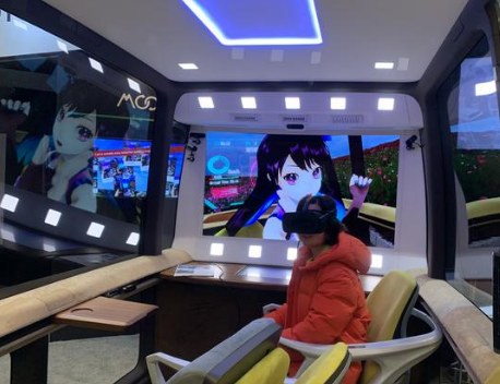 丰田汽车利用VR技术向大家展示了未来无人车中的娱乐生活