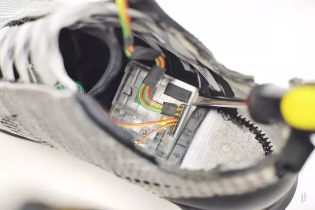 能自动系鞋带的 Nike 鞋