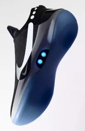 能自动系鞋带的 Nike 鞋
