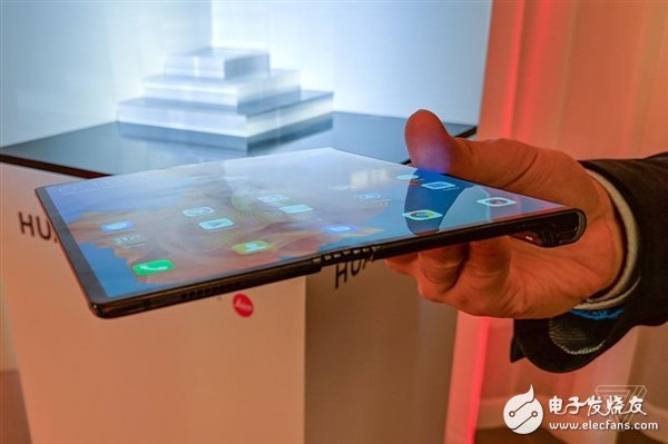 华为首款5G折叠屏手机MateX现场实拍