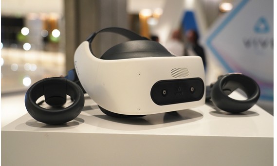 5G+VR的自由世界:HTC正式发布Vive Focus Plu
