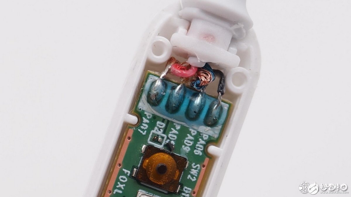 开始拆开耳机线控,首先看到主板上有三个微动按键,焊点都有浅蓝色