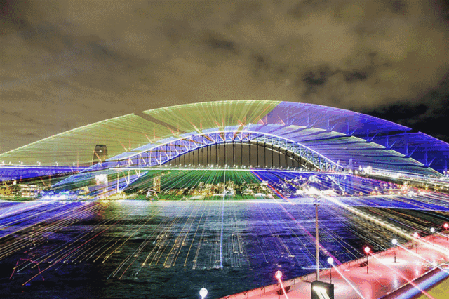 harbour bridge),灯光和水波结合在一起,光芒万丈