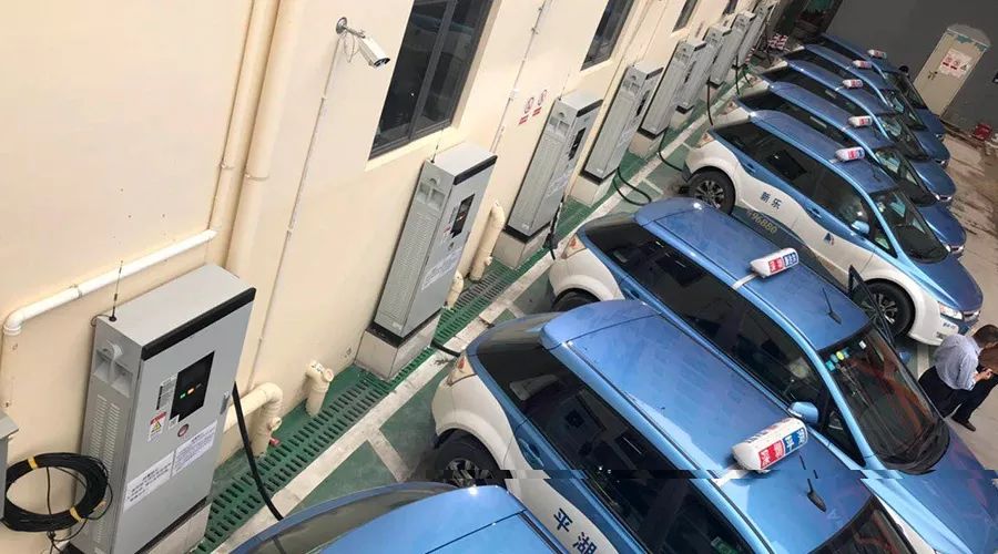 新能源汽车年销量突破百万辆、保有量接近30