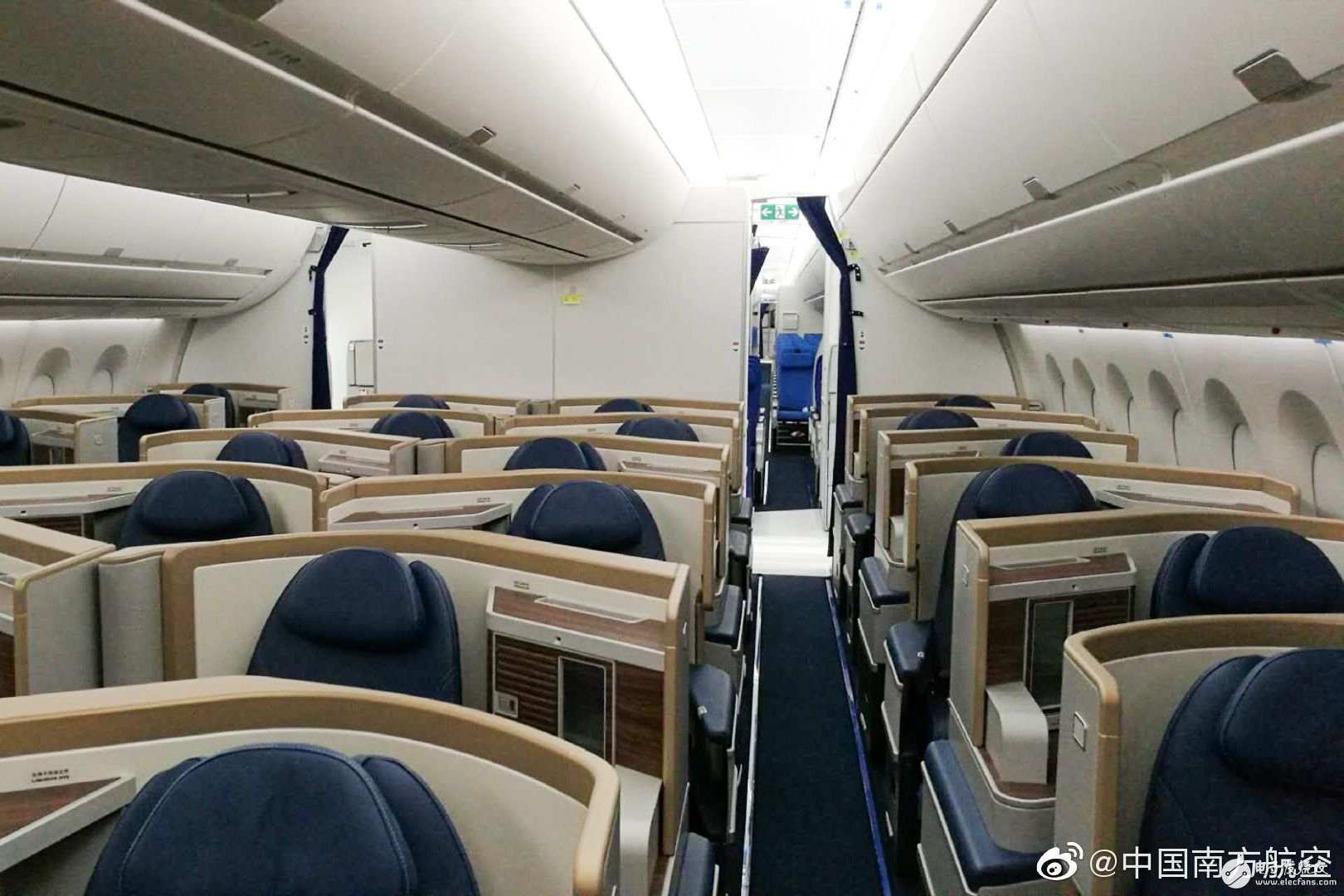 南航首架空客a350飞机已正式完成好了公务舱座椅的安装