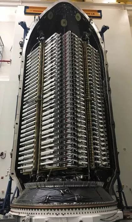 马斯克晒SpaceX首批60颗互联网卫星