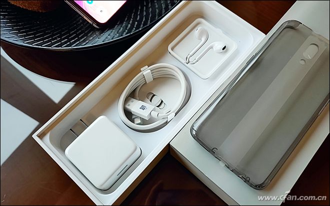 opporeno6充电器图片,reno6充电器图片 oppo reno支持vooc闪充3.0,充电头可以带来5v/4a(20w)输入功率.