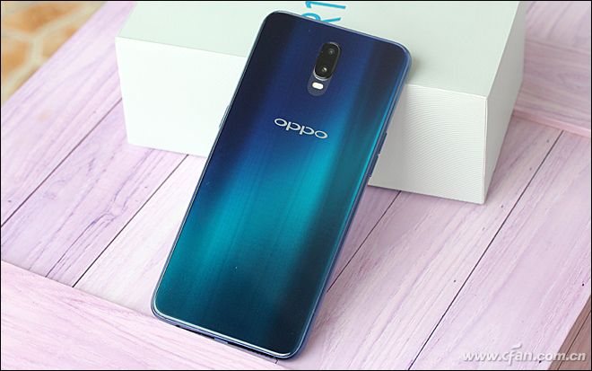 oppo r17和r17 pro都采用了居中设计的摄像头模块,只是r17为双摄