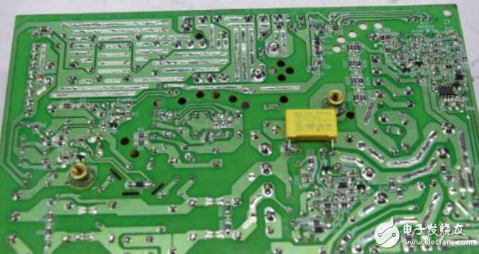 信息FAN6756 是采用创新 mWSaver 技术的新一代绿色模式 PWM 控制器,能够显著降低待机和空载功耗,从而符合全球待机模式效率规则。 创新的AX-CAP 方法通过消除X电容放电电阻,同时满足IEC61010-1的安全要求,从而最大限度地减少EMI滤波阶段的损失。在间歇模式操作期间,待机模式会通过阻抗调制器来箝制反馈电压并调节反馈阻抗,从而强制系统在具有最低开关损失的"深度"间歇模式下工作。 这些保护措施可确保电源系统在各种异常情况下安全运行。专用的异步抖动功能可减少EMI辐射,并且内置的