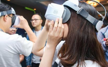 越来越多的人开始玩VR 爱奇艺VR能做成市场的领...