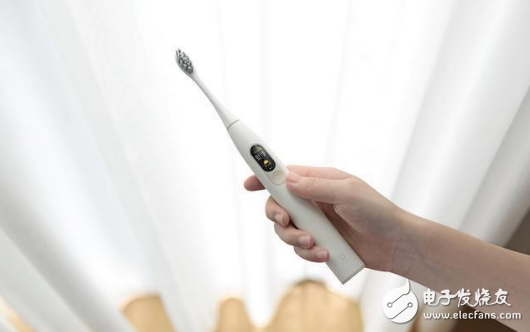 首款加入了触控彩屏的电动牙刷