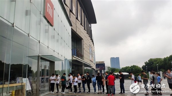 小米手环4NFC版开卖 线下火爆