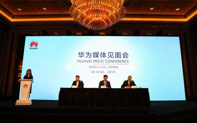 华为副董事长胡厚崑:华为网络及手机业务略有波动,但还算正常