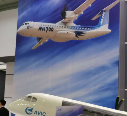 新舟700飞机亮相巴黎航展采用了PW150C发动机最大速度达637公里/小时