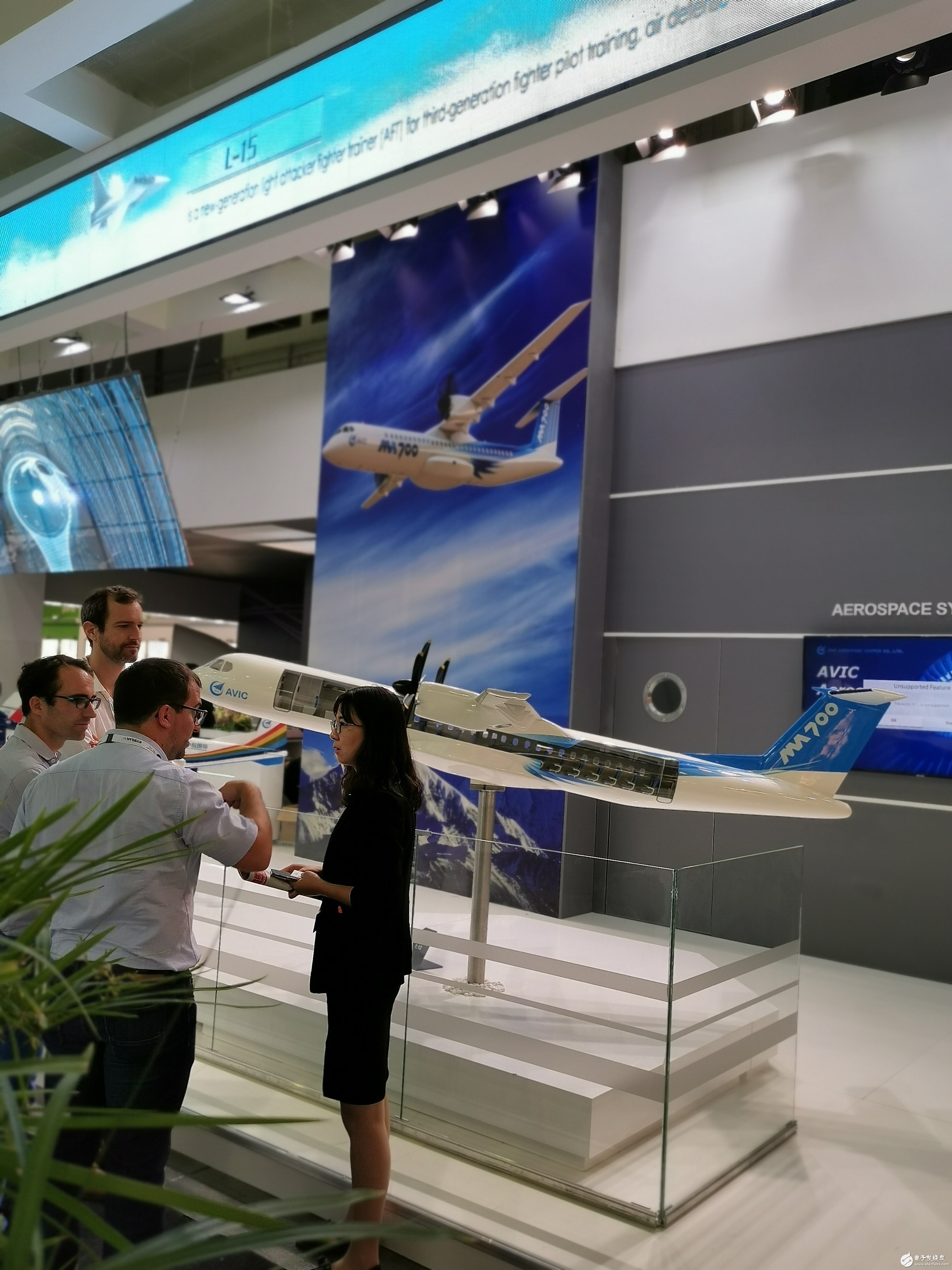 新舟700飞机亮相巴黎航展采用了PW150C发动机最大速度达637公里/小时