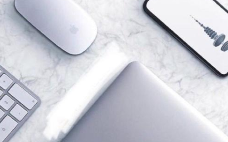 苹果推出支持多点触控的全面屏MacBook