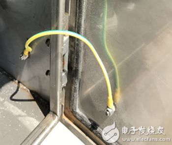 配电箱的柜门与柜体要做跨接线,保证可靠接地,如下图所示.