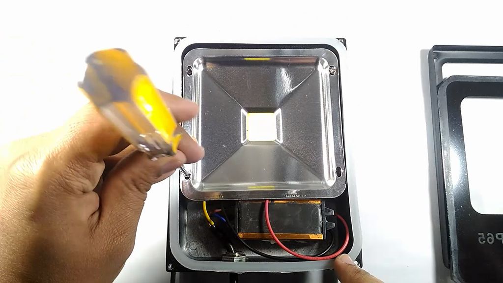 如何制造可调光LED泛光灯