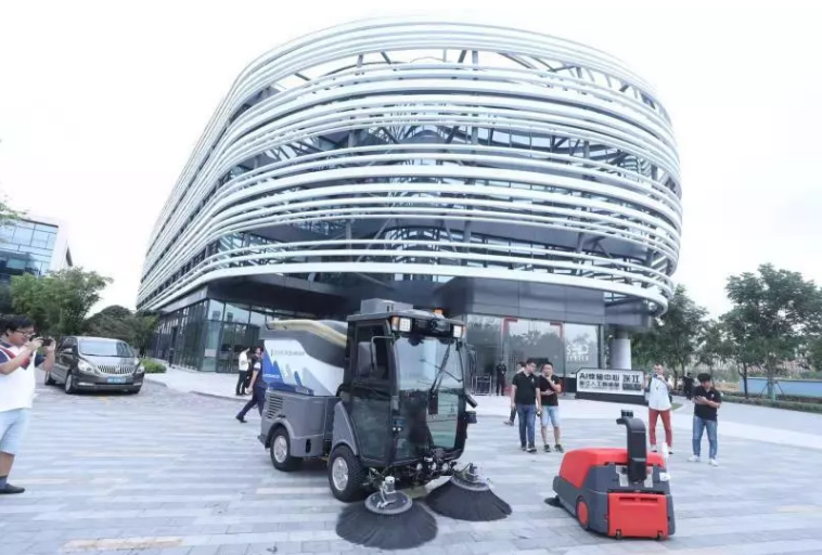 上海张江人工智能岛联合发布了第二代无人驾驶环卫车