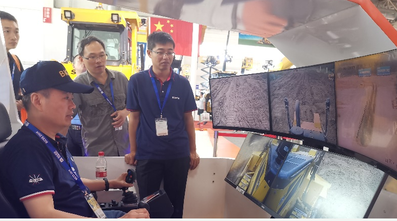 山东联通携手华为利用5G网络实现了远程遥控推土机作业