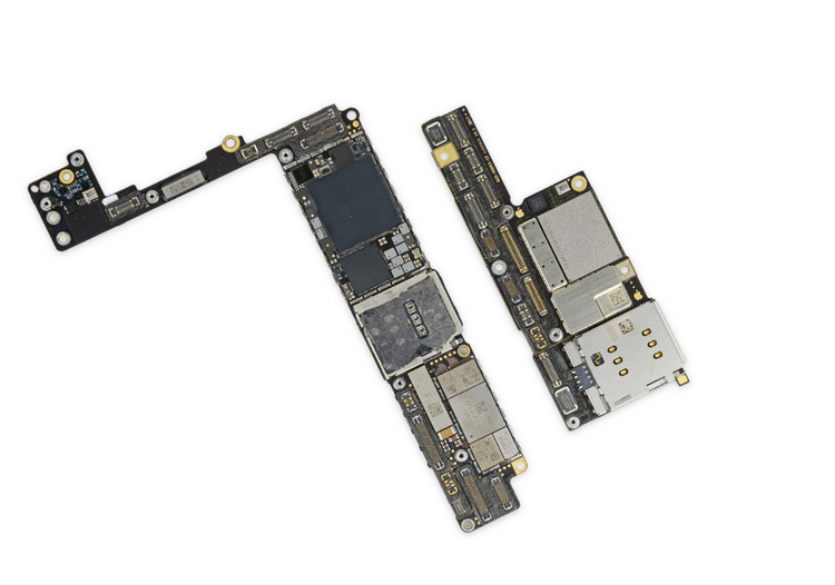 拆解到这步,可以看到iphone x的主板比8 plus主板要小很多,请看下面