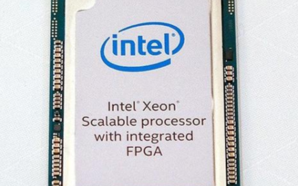 英特尔宣布推出首款采用集成FPGA的Xeon可升...