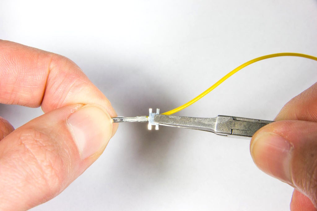 如何在不焊接的情况下将dupont连接器压接在电线上