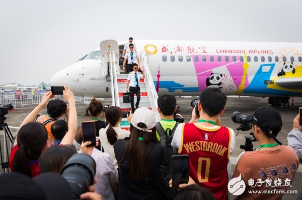 成都航空ARJ21飞机正式亮相2019四川国际航空航天展览会