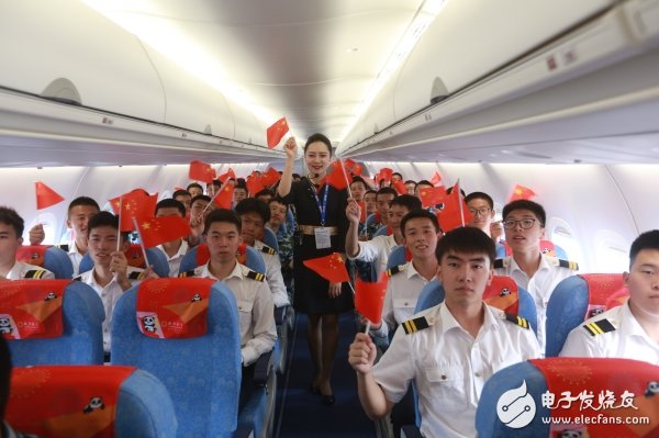 成都航空ARJ21飞机正式亮相2019四川国际航空航天展览会