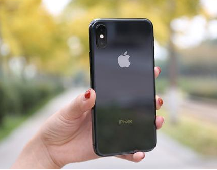 苹果新专利曝光在iPhone手机背壳上可以实现透...
