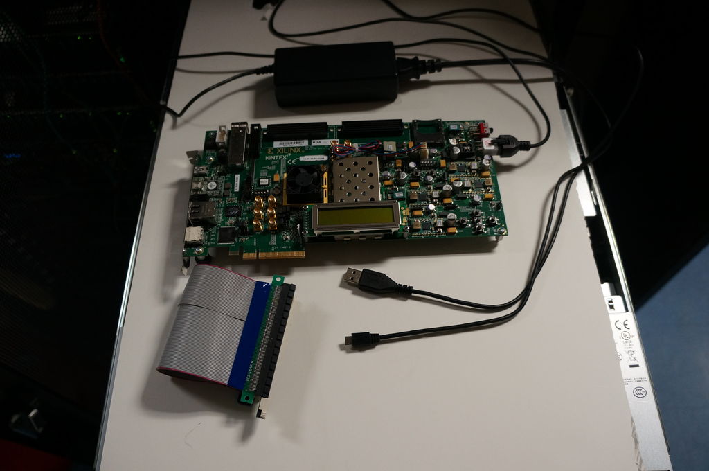 将电缆的MICRO USB端连接到Digilent USB JTAG表面安装的编程模块,另一端连接到主机上的空闲USB端口