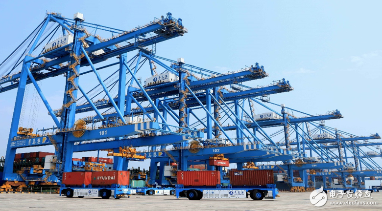 中国移动与华为助力青岛港前湾港港区成功实现了龙门吊5G远程操控
