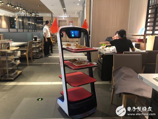 普渡科技助力餐厅迎战黄金周 送餐机器人包揽七成传菜工作