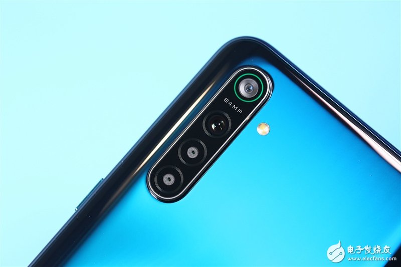 本次oppo k5采用的四摄方案是将四颗摄像头竖向排列于左上角,十分简洁