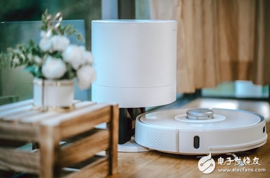 联想推出全球首款自动集尘的扫拖一体机器人