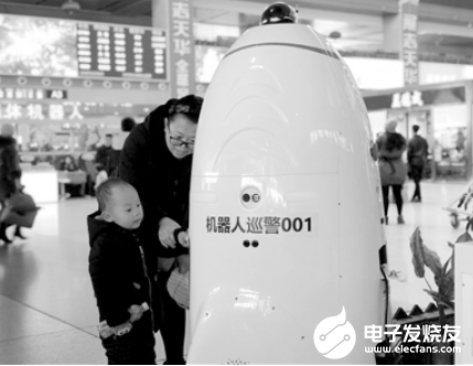 沈阳站机器人巡警火了 凭借着外表拉近了与旅客的距...