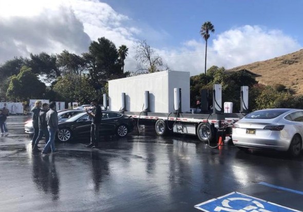 特斯拉移动充电站可同时为8辆特斯拉快速充电