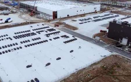特斯拉中国超级工厂大批Model 3车型已经准备...