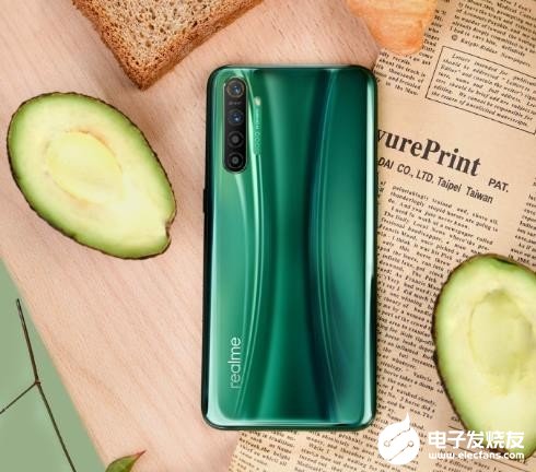 realme X2牛油果配色曝光在光线的照射下可以展现出光影流动的效果